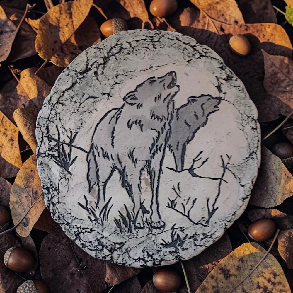 Shapes of Clay Wolf Howling Plaque Decor Round Hand Painted Mt St Helens Ash Vtg